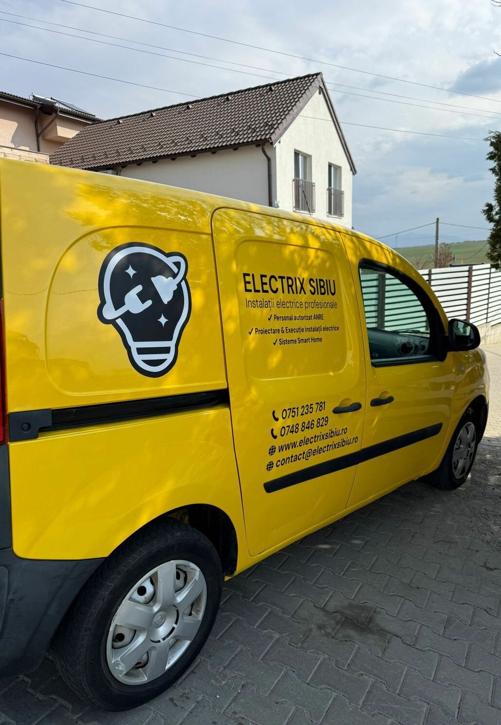 Inscriptionare auto Sibiu – colantare duba firma electricieni design si montaj profesional Inscriptionare auto Sibiu pentru firma de electricieni, colantare duba profesionala cu design personalizat, productie si montaj rapid pentru promovare eficienta