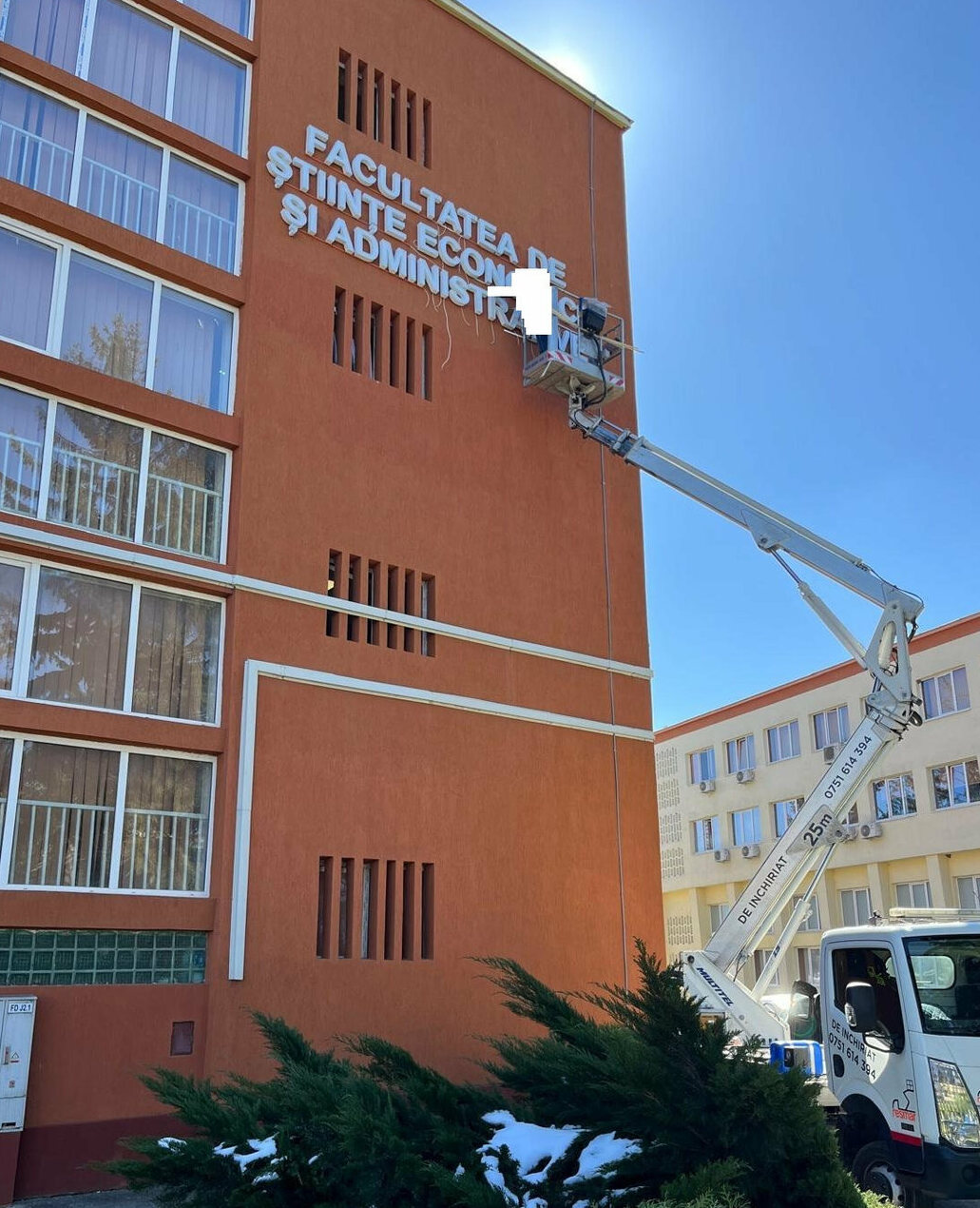 reclame luminoase sibiu pentru facultate litere volumetrice mari montaj la inaltime pe cladiri institutii pentru vizibilitate maxima