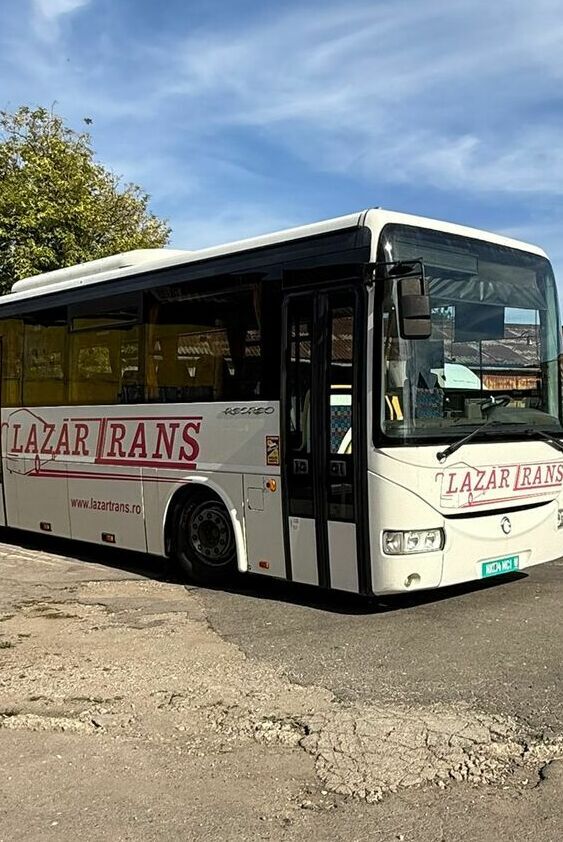 inscriptionare auto autocar lazartrans sibiu parcare flota transport persoane branding profesional cu impact vizual si promovare eficienta