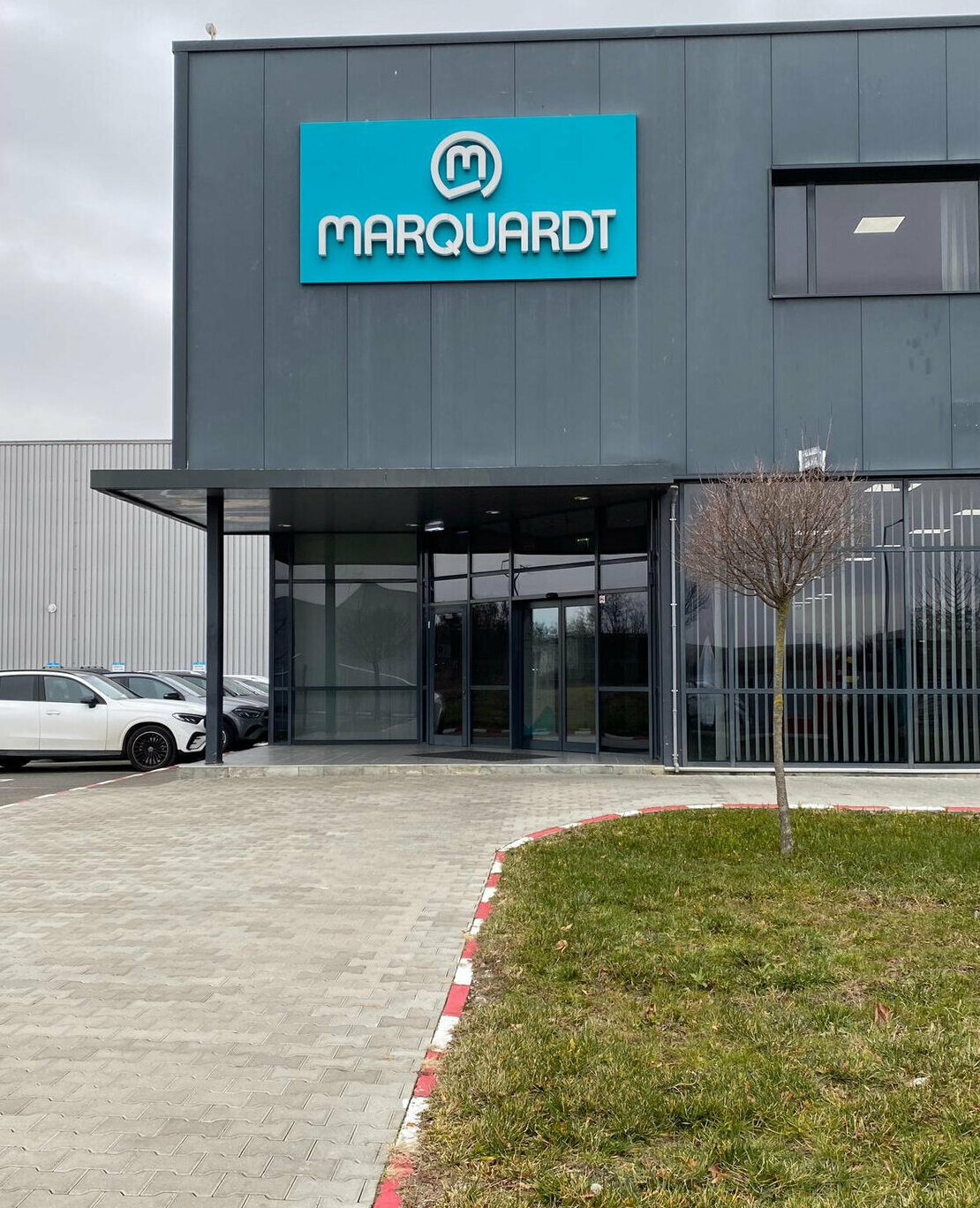 caseta luminoasa sibiu cu logo volumetric si litere volumetrice luminoase pentru fabrica marquardt vizibilitate premium si impact vizual puternic