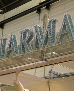 reclama luminoasa sibiu farmacie plexiglas transparent litere volumetrice umplute cu pastile efect 3d