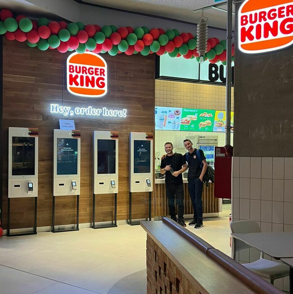 Diverse materiale publicitare, producție publicitară luminoasă, montate în mall pentru Burger King