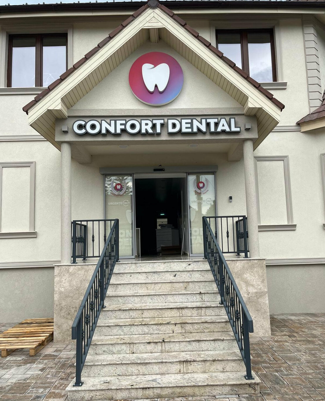 reclame luminoase sibiu pentru clinica dentara cu litere volumetrice iluminate si caseta luminoasa cu elemente in relief pentru fatada