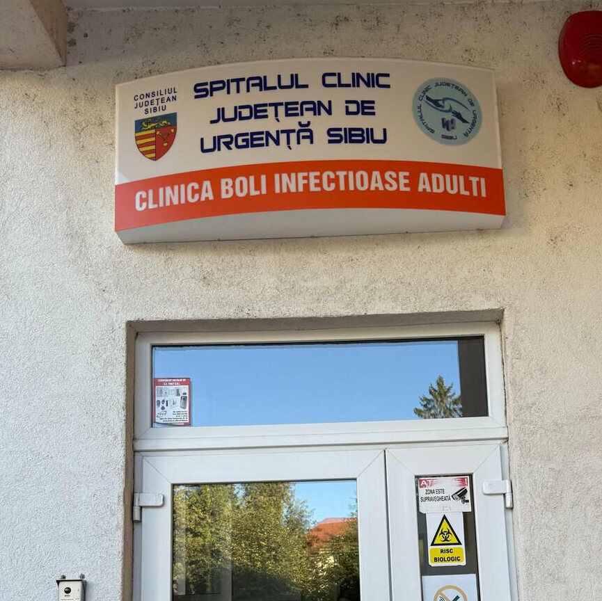 caseta luminoasa curba spital sibiu montata la intrare pentru semnalizare clinica si orientare pacienti