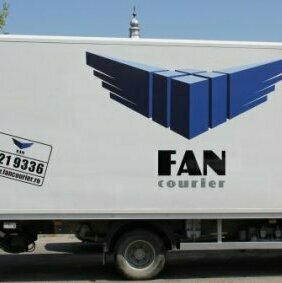 Inscripționare auto a camioanelor firmei de curierat FAN Courier