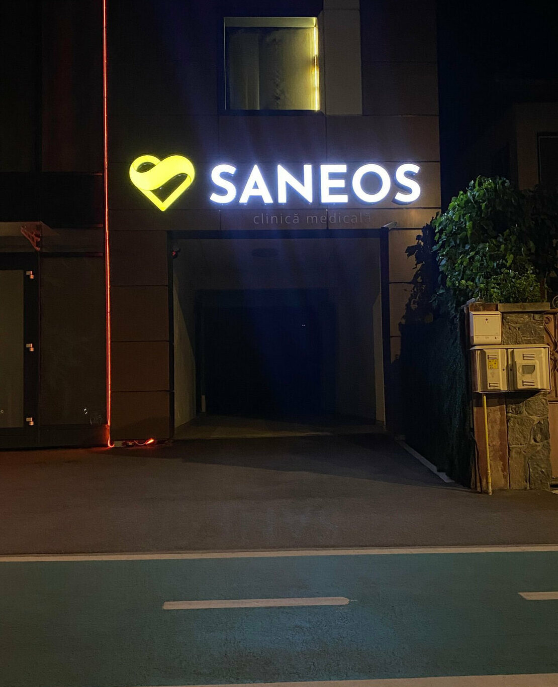 litere volumetrice luminoase sibiu clinica saneos calea dumbravii logo iluminat led exterior