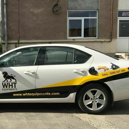 Inscriptionarea perfect realizată a unei mașini auto cu autocolant, asigurând un rezultat vizual impecabil și durabilitate maximă.