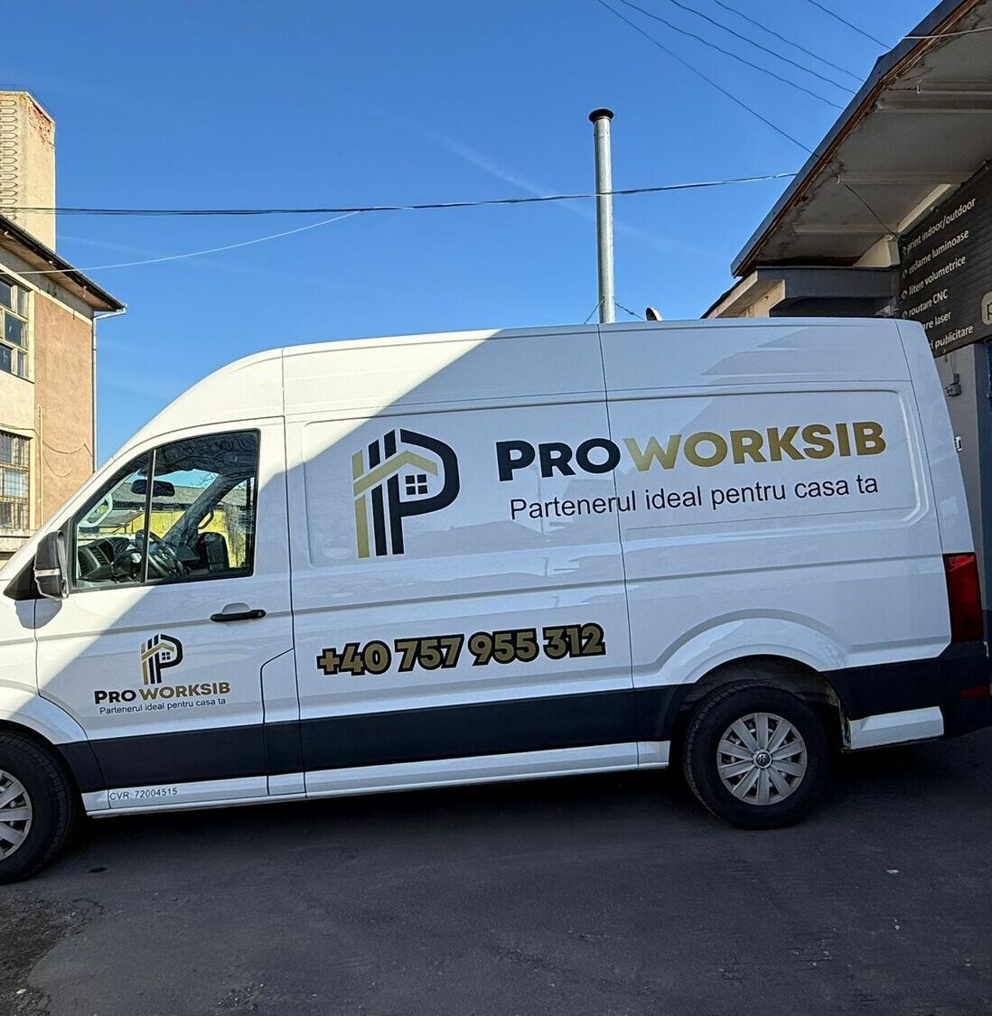 colantare auto Sibiu duba personalizata pentru promovare business local colantare auto sibiu duba firma personalizare laterala cu branding vizibil si design profesional