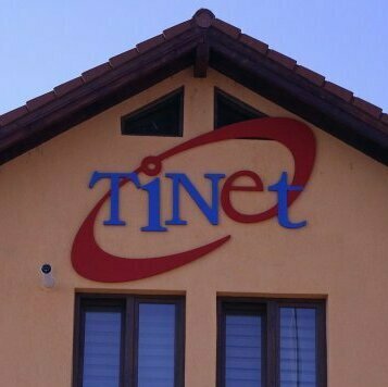 Realizare productie publicitara a unui logo de mari dimensiuni pentru firma de electronice "Tinet" din Sibiu