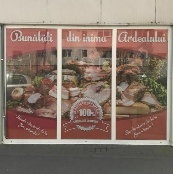 Decorarea geamurilor cu window graphic printat pentru o carmangerie din Sibiu, aducând un aspect vizual atrăgător și profesional.
