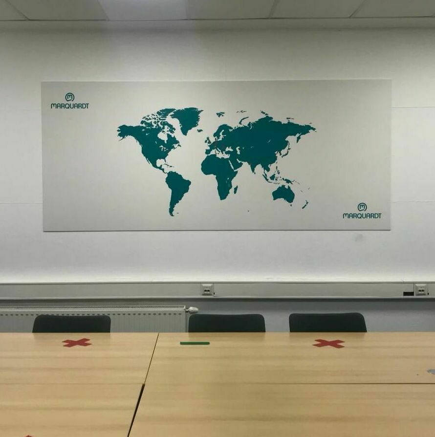 Hartă personalizată a lumii, printată și aplicată într-o sală de conferințe din Sibiu pentru decor profesional și educațional.