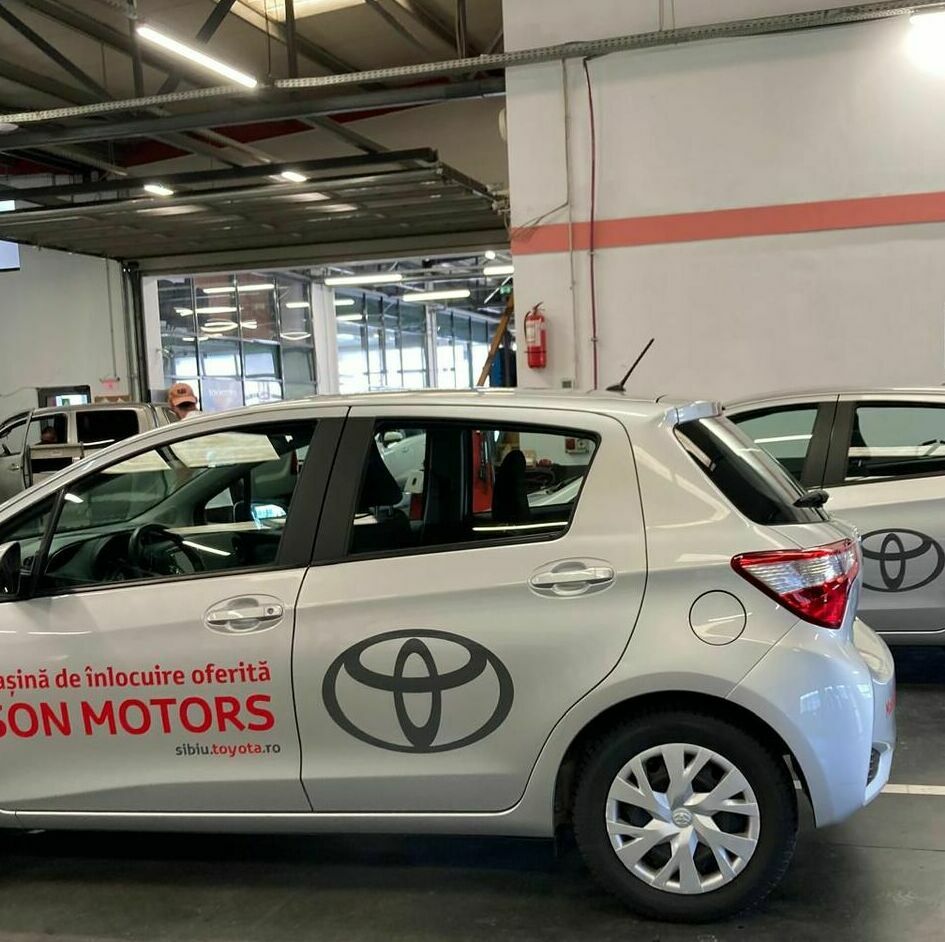 Inscripționare profesională a mașinilor Toyota la reprezentanță, asigurând un aspect impecabil și o aplicare precisă.