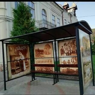 Stație de autobuz cu design personalizat, îmbrăcată și decorată integral în materiale publicitare, realizată de la zero.