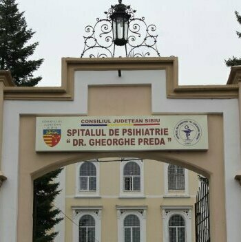 Panou publicitar pentru intrare, logo și semnalistică pentru Spitalul de Psihiatrie din Sibiu, cu grafică și montaj