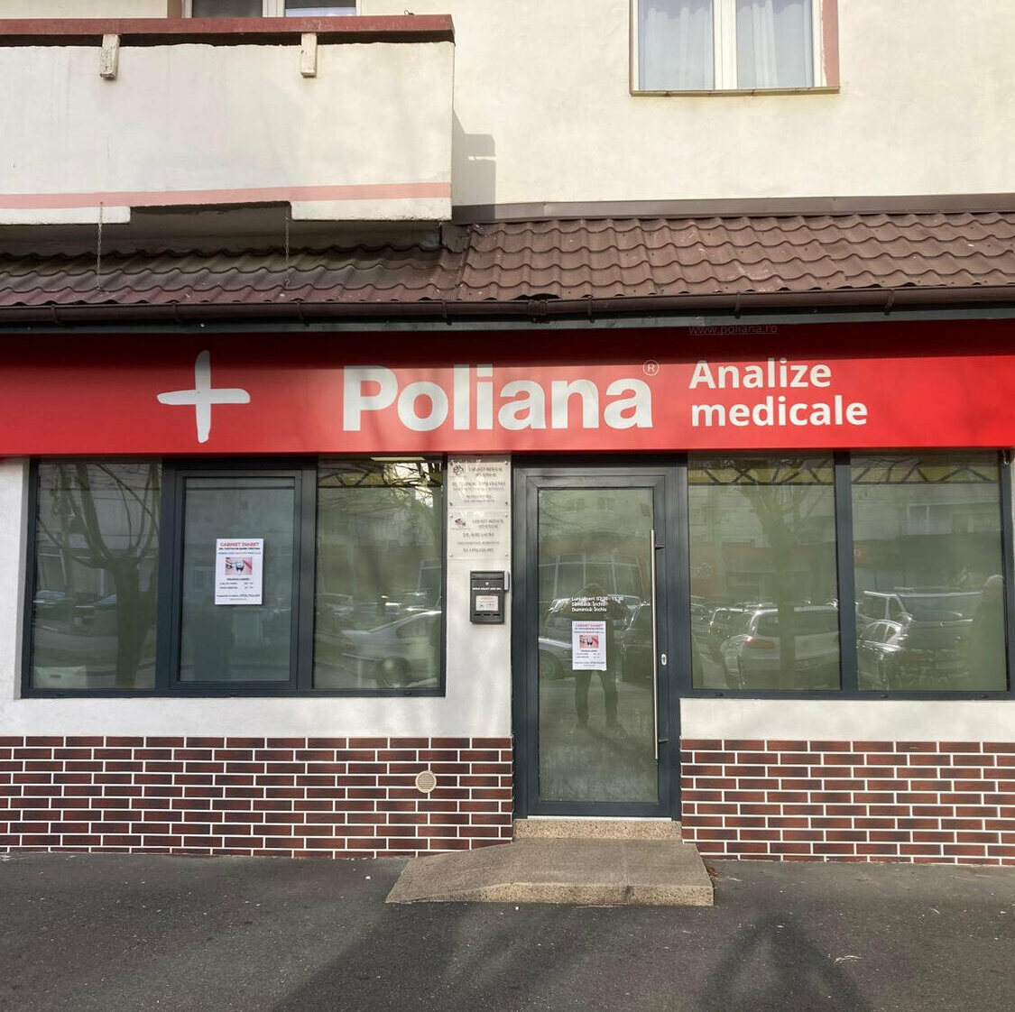 Caseta luminoasa textila Sibiu – reclama LED pentru clinica medicala cu vizibilitate ridicata caseta luminoasa textila clinica sibiu montata pe fatada pentru analize medicale cu iluminare led uniforma