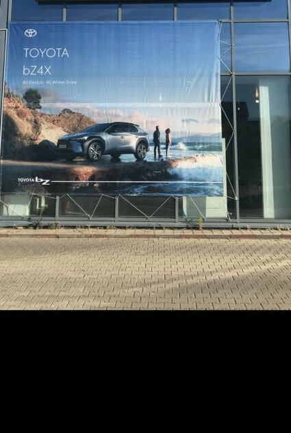 caseta luminoasa cu litere volumetrice sibiu montata pe fatada reprezentanta auto pentru branding premium si vizibilitate maxima