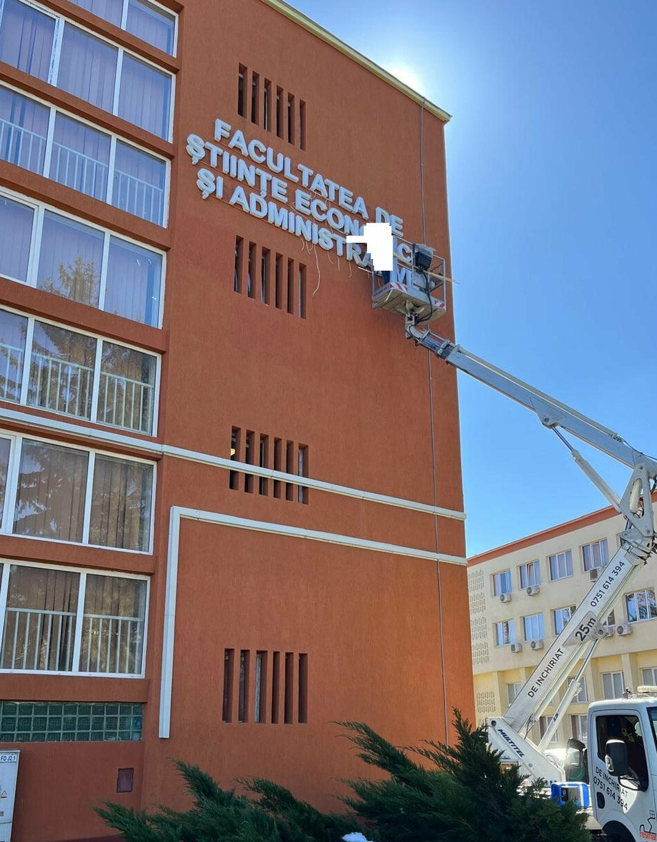 Firme luminoase Sibiu – montaj litere volumetrice pe cladiri publice cu echipamente profesionale montaj firma luminoasa sibiu pe cladire publica cu litere volumetrice realizat la inaltime cu nacela