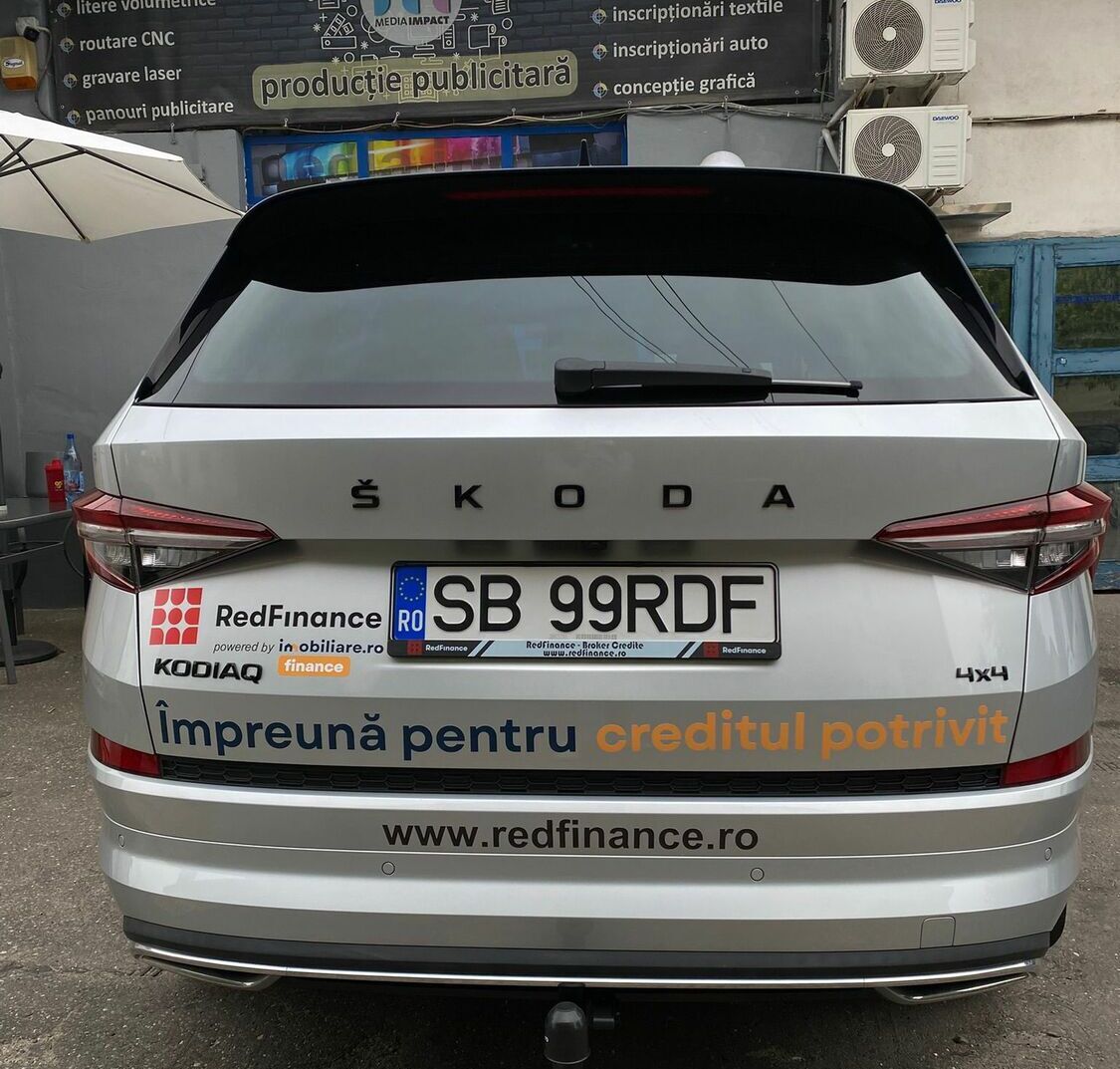 inscriptionare auto Sibiu RedFinance branding masina firma pentru vizibilitate maxima in trafic inscriptionare auto redfinance sibiu colantare profesionala masina pentru promovare servicii financiare cu impact vizual puternic