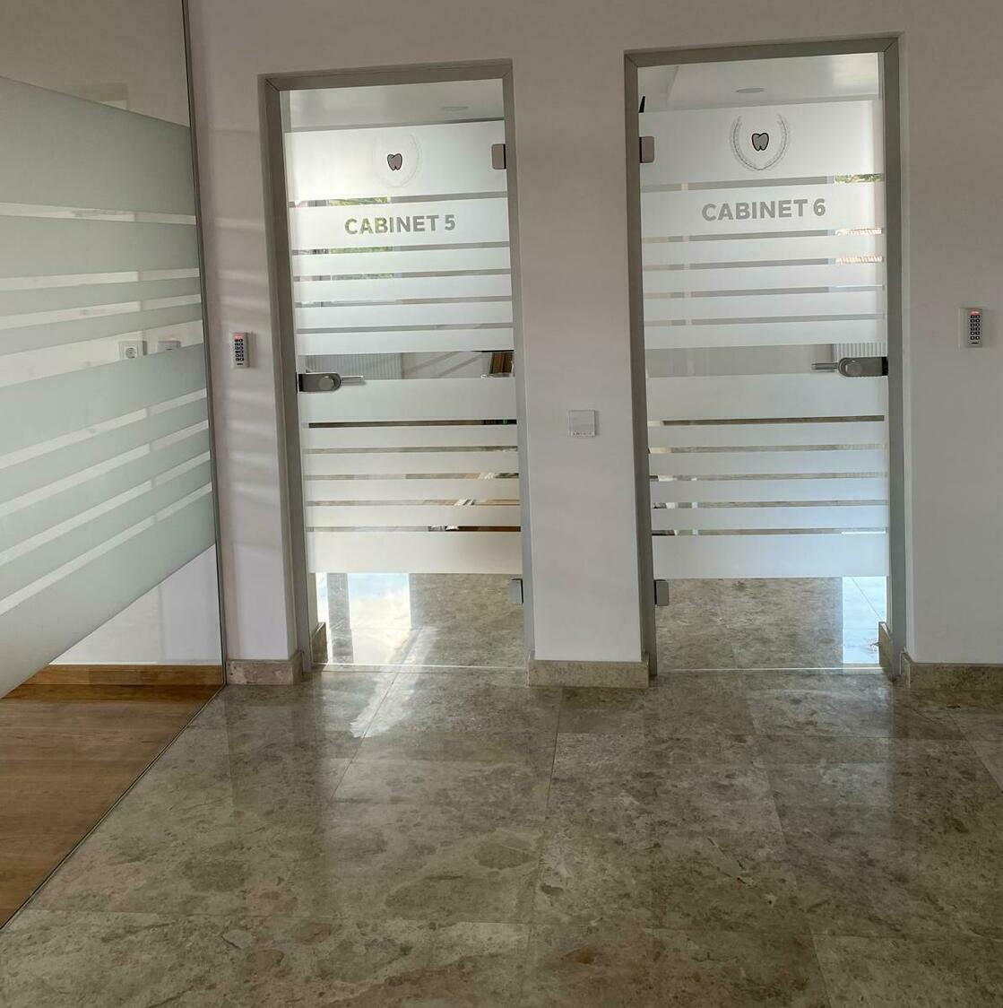 Decorare cu folie sablată personalizată în birourile companiei Marquardt, adăugând un touch elegant și profesional în interiorul lor.