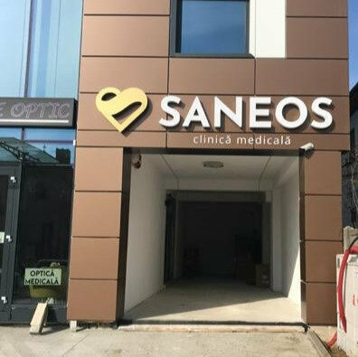 litere volumetrice luminoase clinica medicala sibiu productie si montaj profesional reclame premium pentru centre medicale moderne reclame luminoase sibiu pentru clinica medicala saneos litere volumetrice luminoase si logo premium pentru fatada moderna vizibilitate maxima