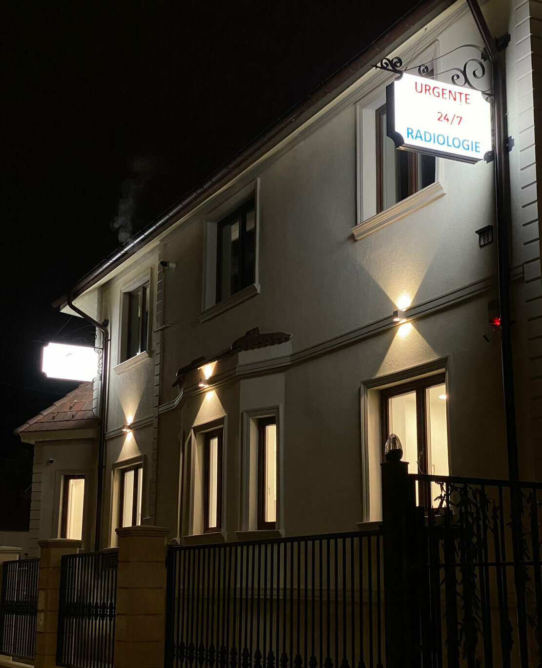 caseta luminoasa dubla fata sibiu clinica stomatologica confort dental montaj elegant ancorare beton