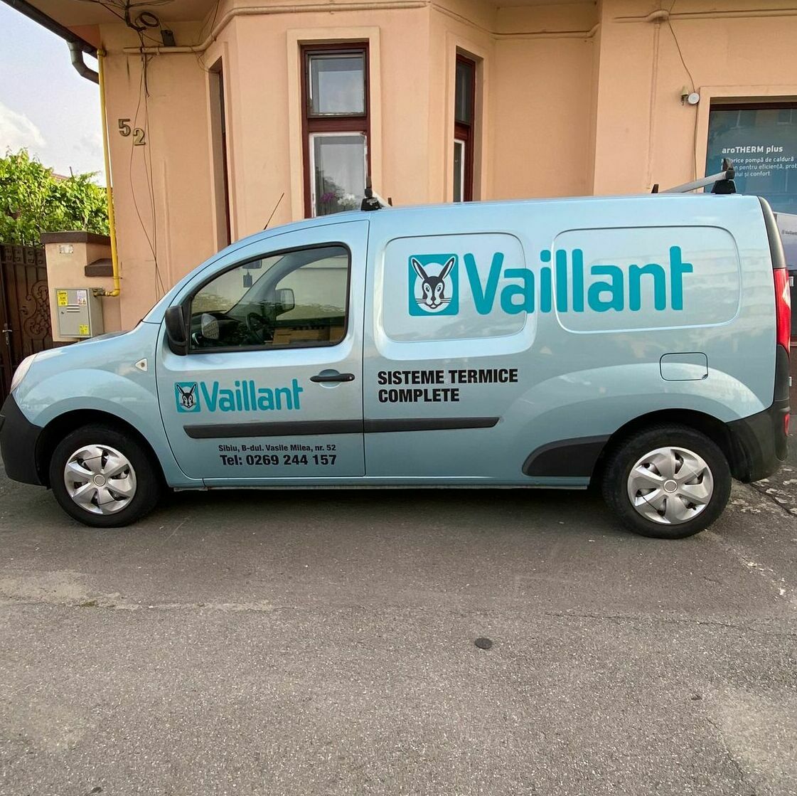 Inscriptionarea auto pentru firma Vaillant, asigurând o prezentare profesională și uniformă a brandului pe vehiculele sale.
