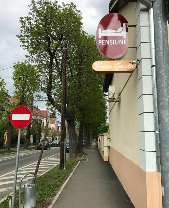 caseta luminoasa sibiu dubla fata realizata pentru pensiune montaj pe consola metalica vizibilitate maxima din ambele sensuri pentru atragerea clientilor si identificare rapida