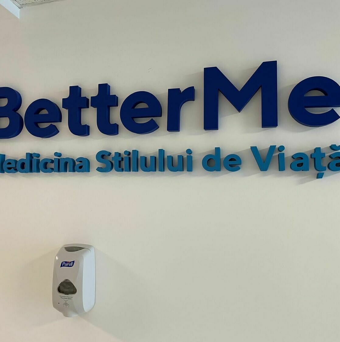 Realizare litere volumetrice detaliate pentru clinica privată BetterMe din Sibiu, design personalizat și executie meticuloasă.