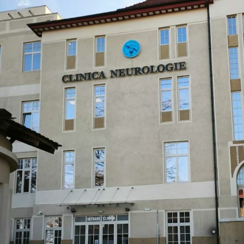caseta luminoasa rotunda clinica neurologie sibiu montata la inaltime pe cladire pentru vizibilitate maxima