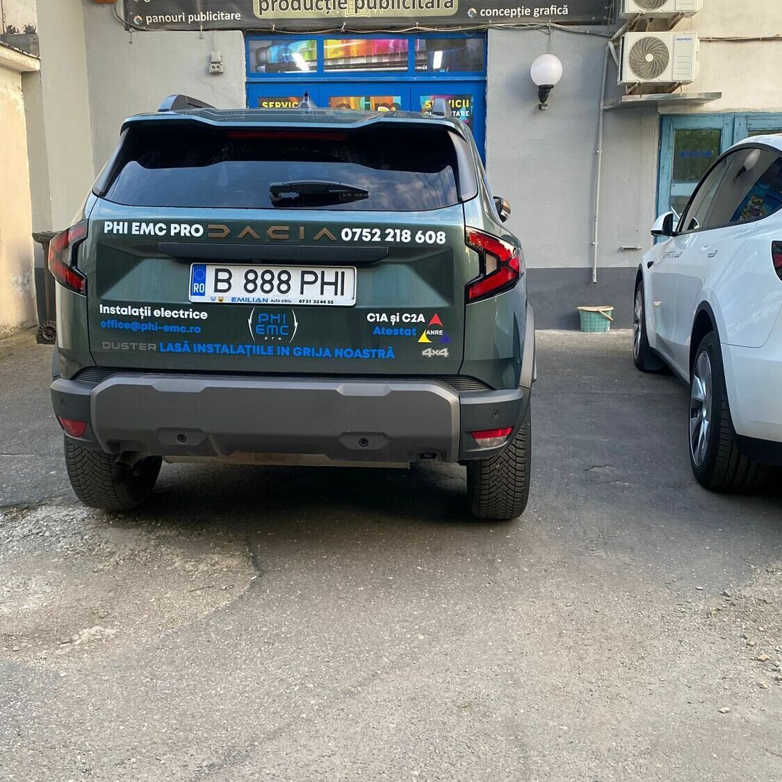 colantare auto spate firma sibiu cu design modern si impact vizual puternic pentru atragerea clientilor in trafic inscriptionare auto spate masina sibiu cu branding profesional si informatii clare pentru vizibilitate maxima si promovare eficienta