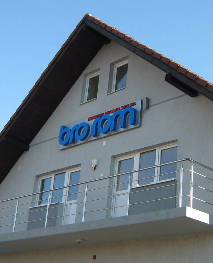 litere volumetrice sibiu aplicate pe placaj luminos pentru firma brorom design premium iluminare uniforma si vizibilitate excelenta pentru fatade de cladiri comerciale