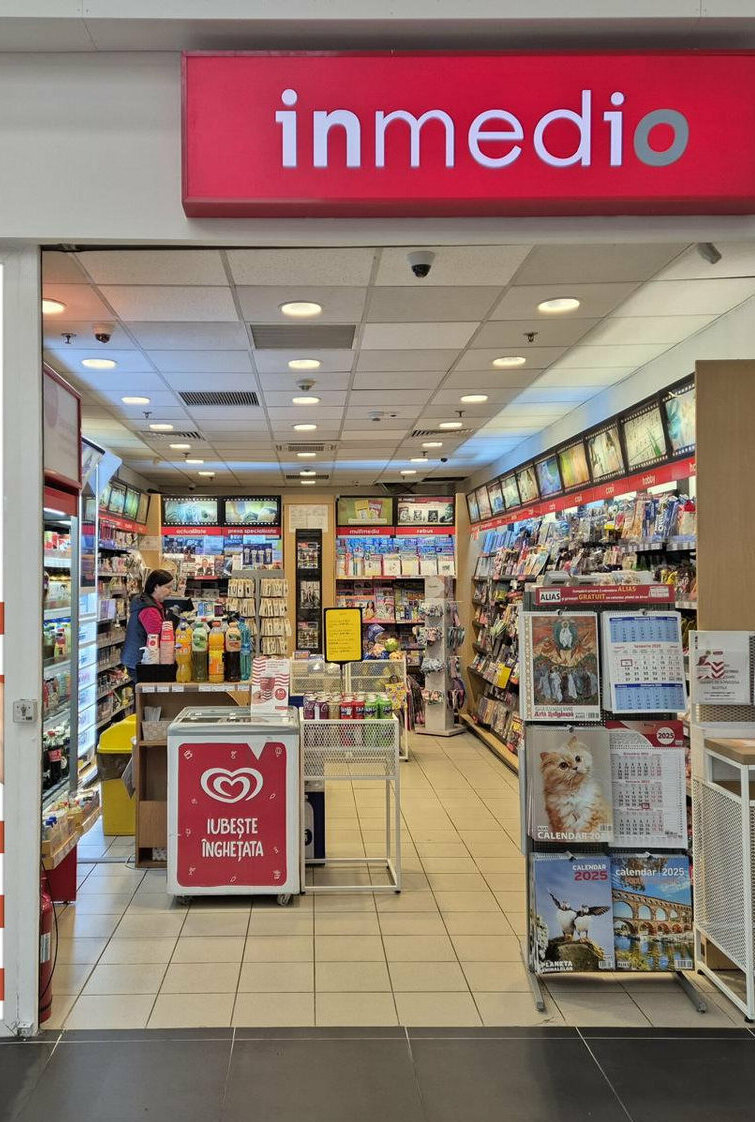 caseta luminoasa interior sibiu montata in mall pentru magazin cu iluminare led si vizibilitate ridicata in spatiu comercial