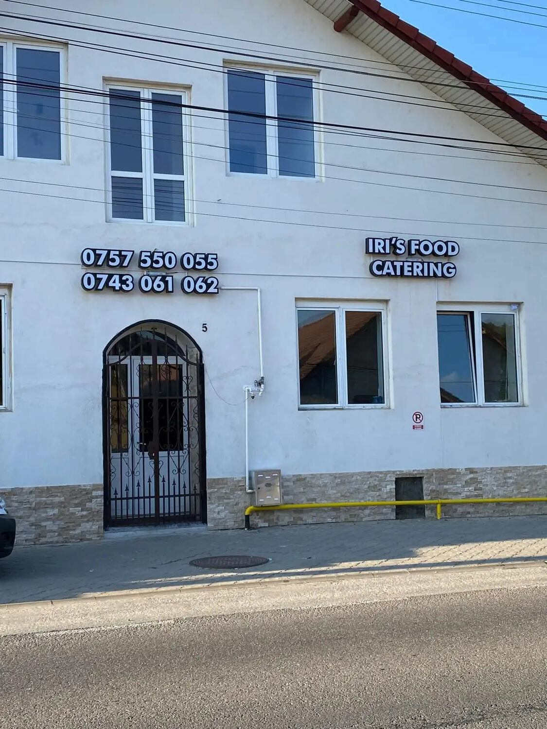 Litere volumetrice luminoase Sibiu pentru firma de catering, reclama outdoor vizibila zi si noapte