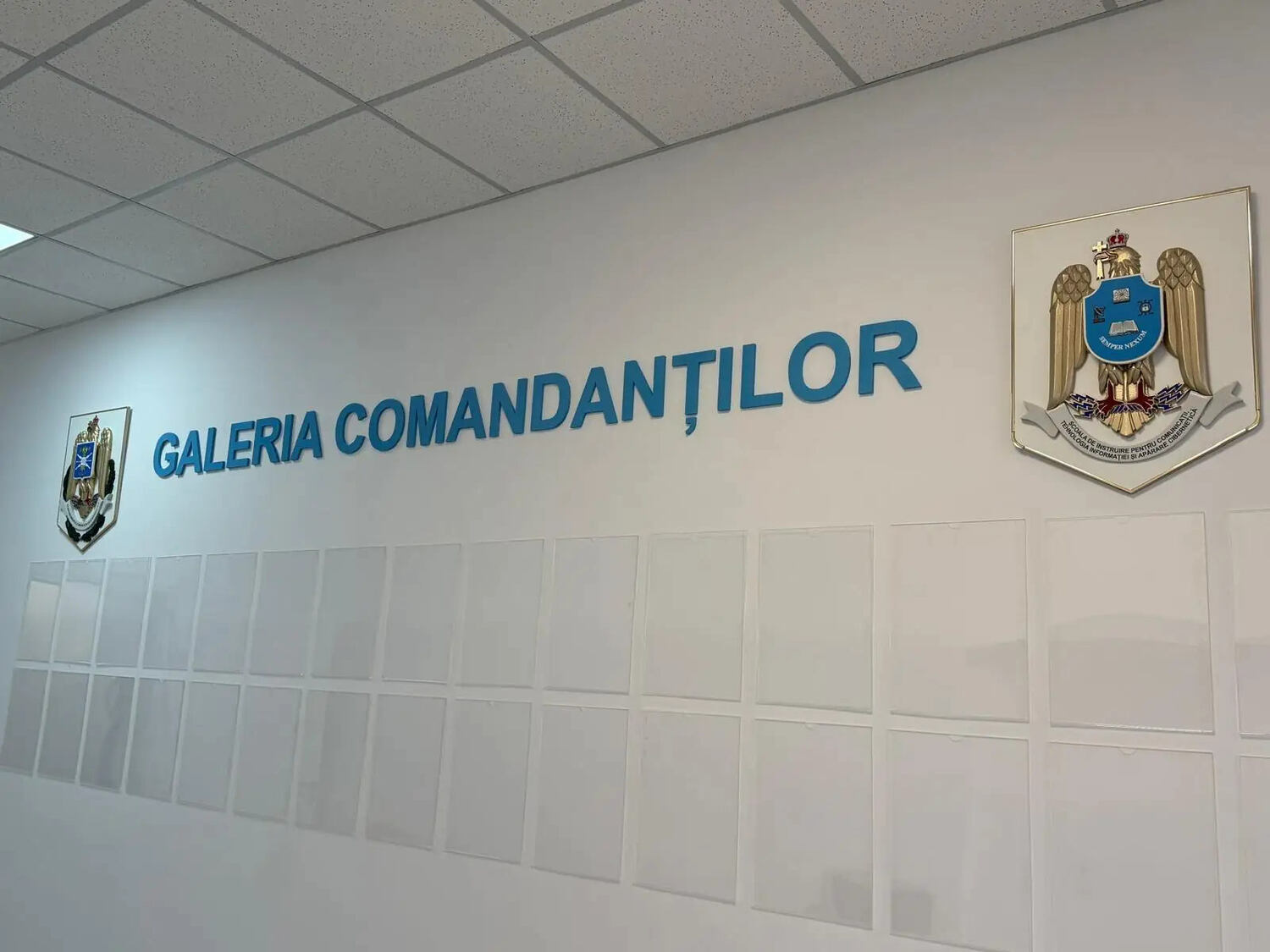 Litere volumetrice Sibiu pentru Galeria Comandantilor, ansamblu cu tablouri din plexiglas pentru expunere oficiala