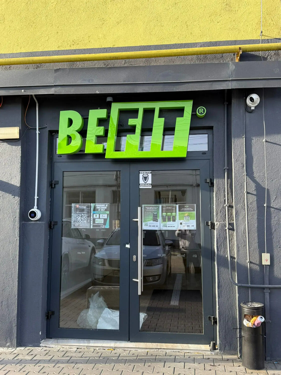 Litere volumetrice Sibiu logo BEFIT montate pe sticla, semnalistica moderna pentru sala de fitness Metalurgistilor