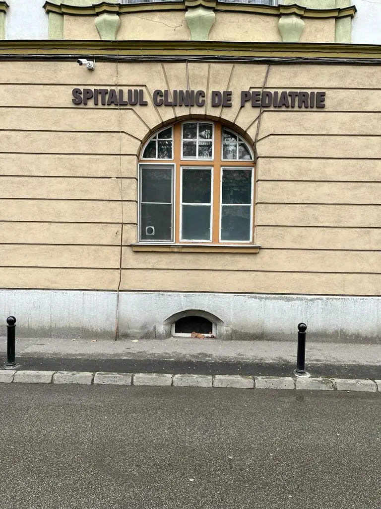 Litere volumetrice vopsite Sibiu pentru Spitalul Clinic de Pediatrie, semnalistica durabila pentru cladiri medicale