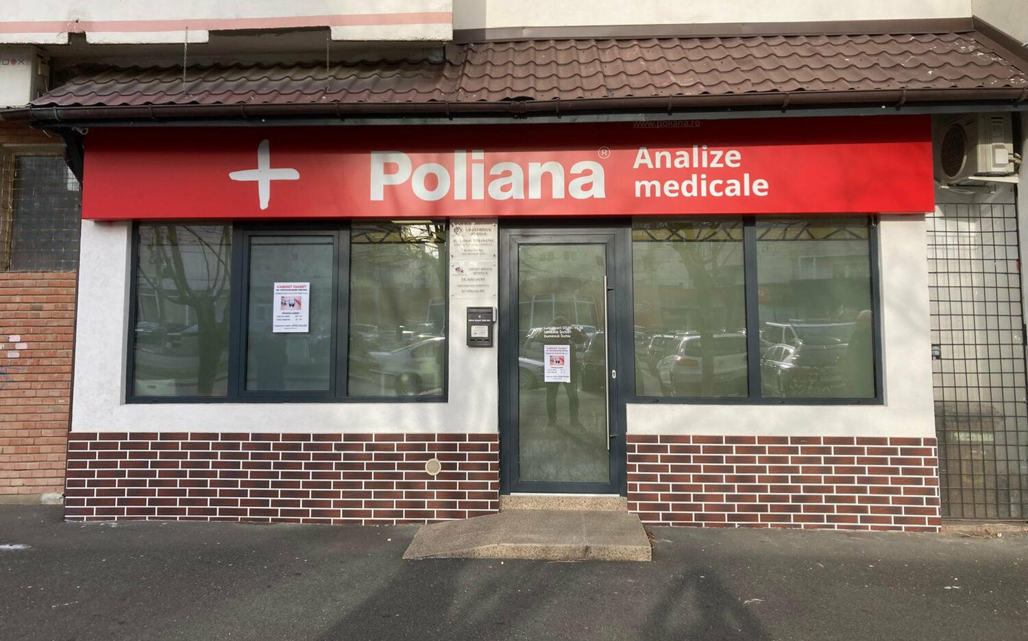 caseta luminoasa sibiu realizata pentru clinica medicala Poliana cu iluminare LED si vizibilitate ridicata