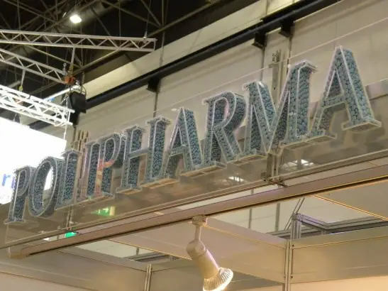 Litere volumetrice din plexiglas transparent umplute cu elemente 3D pentru farmacie, design creativ cu efect volumetric spectaculos