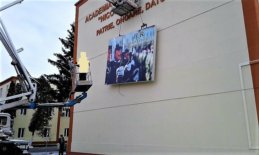 caseta luminoasa aluminiu sibiu montaj pe fatada cladire cu structura rezistenta si iluminare LED pentru exterior