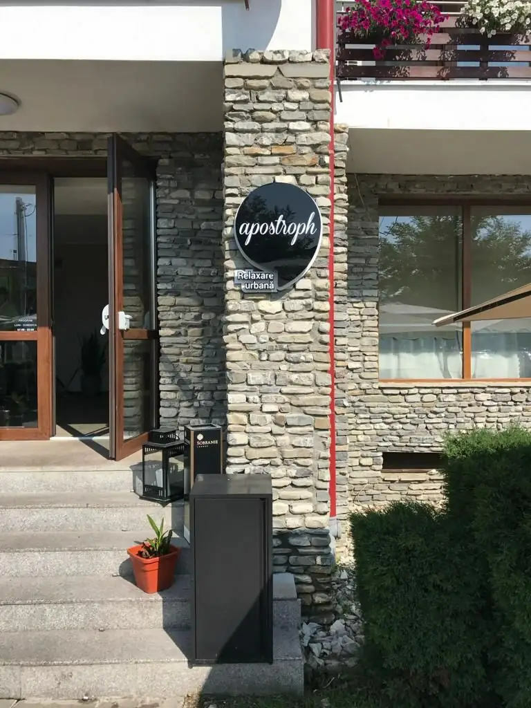 Logo volumetric din plexiglas Sibiu pentru sala de evenimente, semnalistica eleganta montata pe fatada