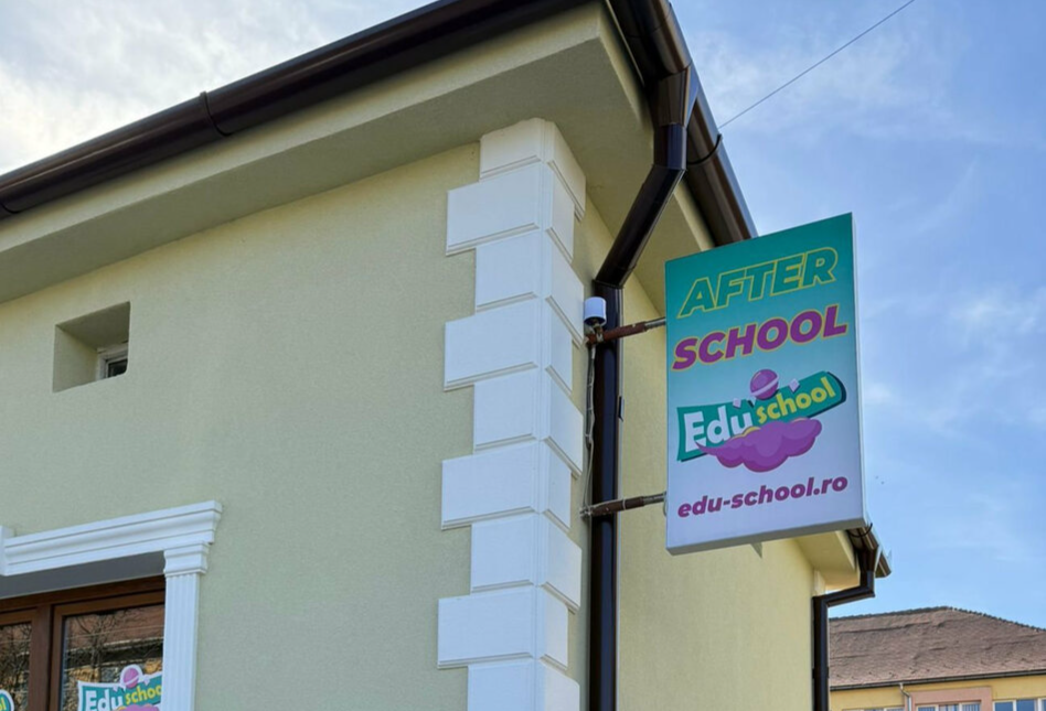 reclama luminoasa fata verso sibiu montata pe cladire pentru after school Edu School cu vizibilitate din ambele directii