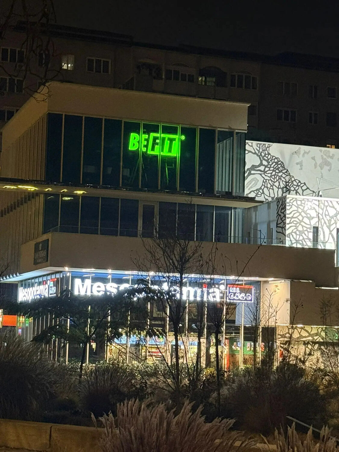 Litere volumetrice luminoase Sibiu montate pe cladire pentru firme si spatii comerciale, productie profesionala pentru vizibilitate maxima noaptea si ziua