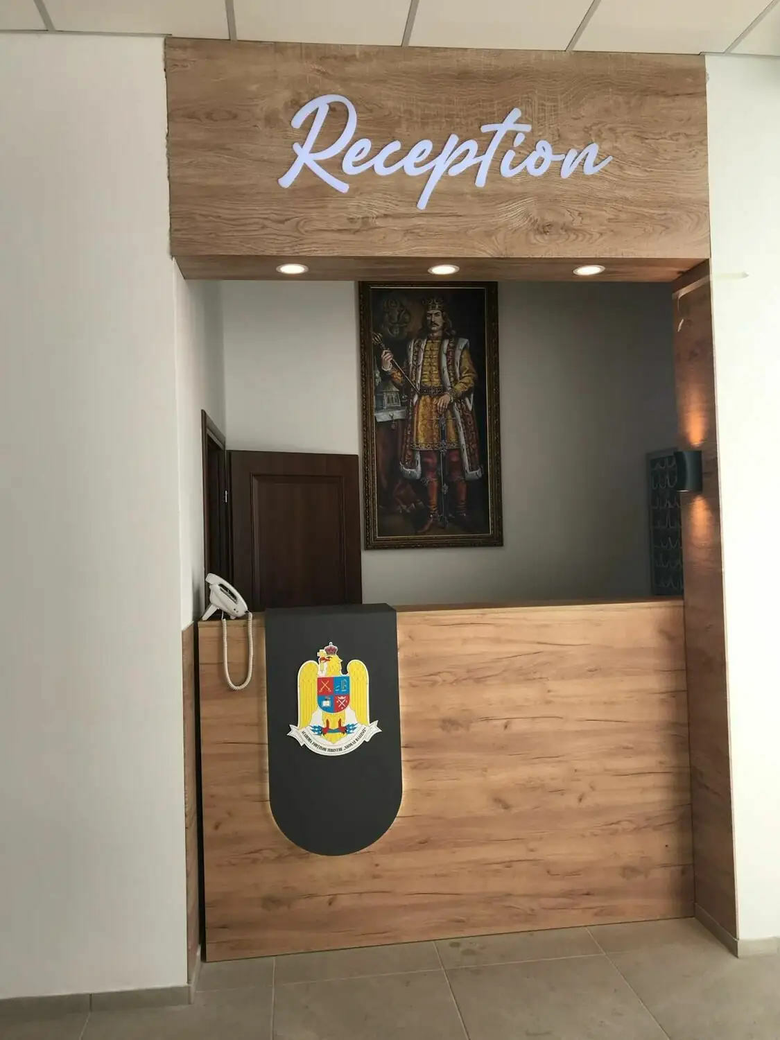 Litere volumetrice luminoase din plexiglas alb Sibiu si stema Romaniei 3D pentru receptie institut public, design elegant