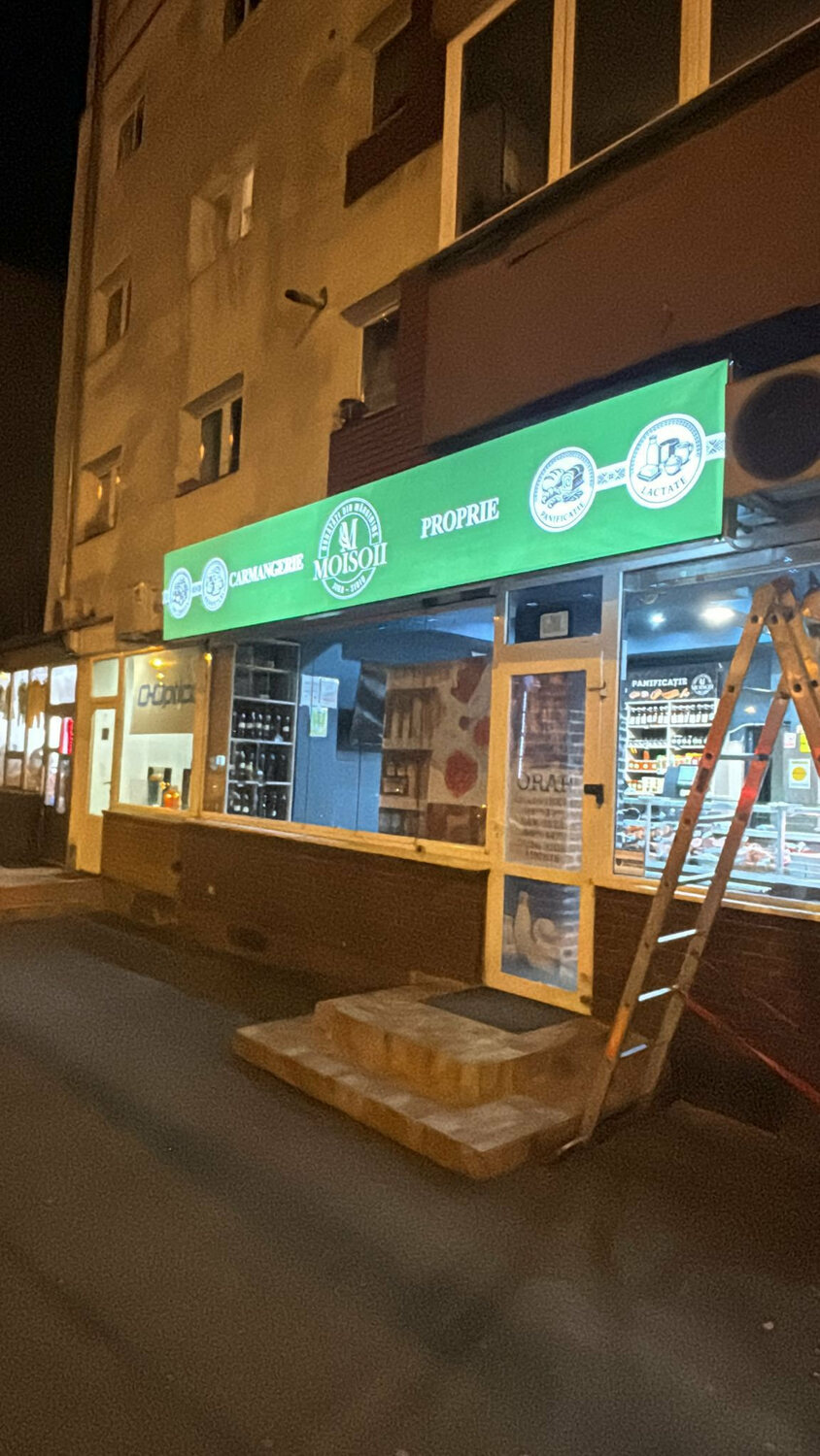 caseta luminoasa textila sibiu iluminata led montata pe fatada magazin vizibilitate maxima pe timp de noapte