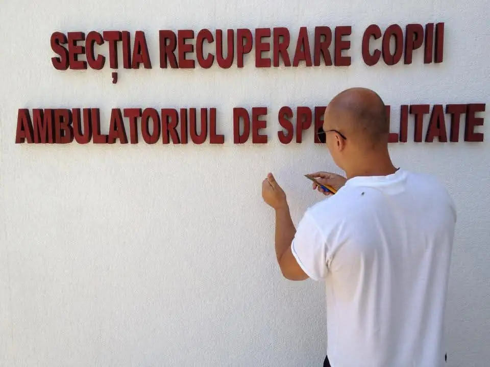 Litere volumetrice Sibiu pentru ambulatoriu copii, semnalistica clara montata pe fatada, productie si montaj profesional pentru institutii medicale