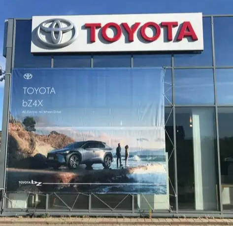 Litere volumetrice luminoase si sigla volumetrica Sibiu pentru reprezentanta Toyota, branding auto premium cu vizibilitate ridicata