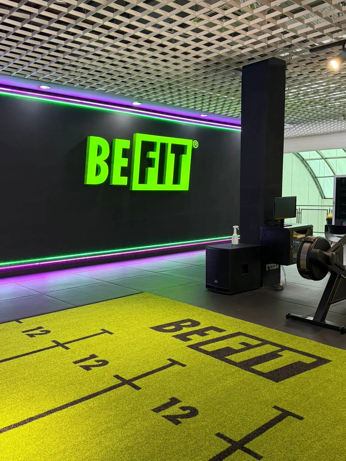 Reclama volumetrica luminoasa Sibiu montata la interior pentru firma, design personalizat, productie si montaj premium pentru branding modern