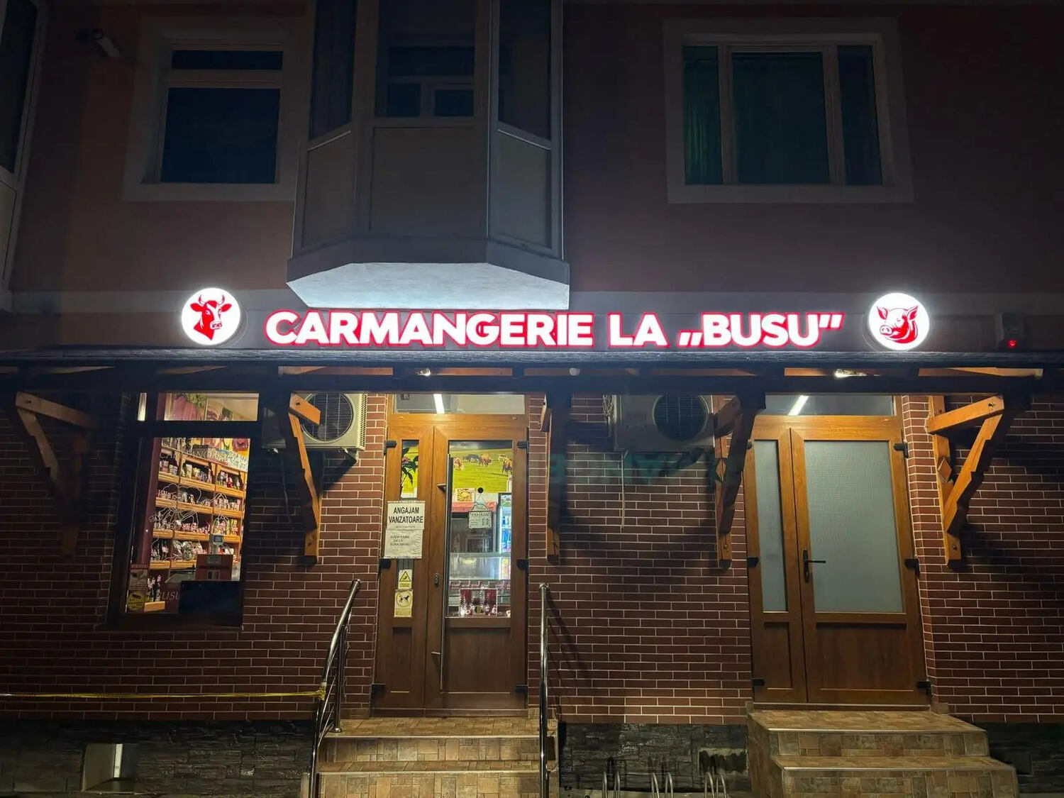 Litere volumetrice luminoase si caseta volumetrica Sibiu pentru carmangerie, reclama 3D premium cu iluminare puternica si impact vizual ridicat
