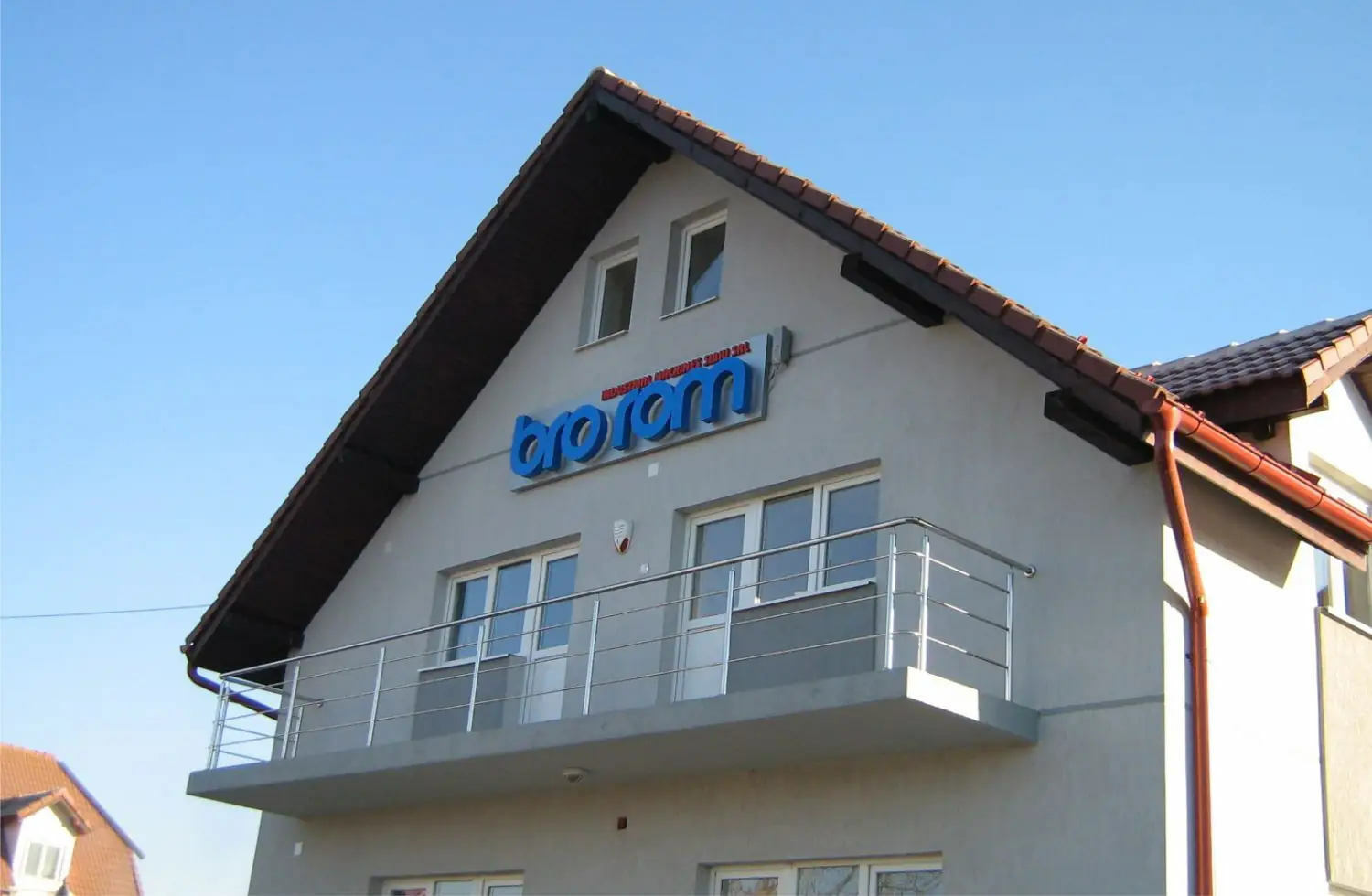 Litere volumetrice luminoase Sibiu montate pe suport placa pentru firma Brorom, efect 3D puternic si vizibilitate ridicata