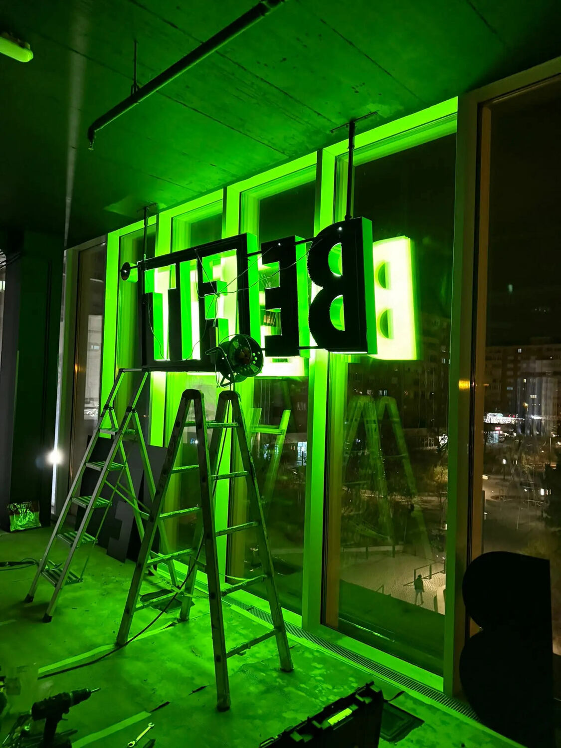 Litere volumetrice luminoase suspendate Sibiu pentru sala fitness BEFIT, montaj creativ din tavan cu iluminare LED